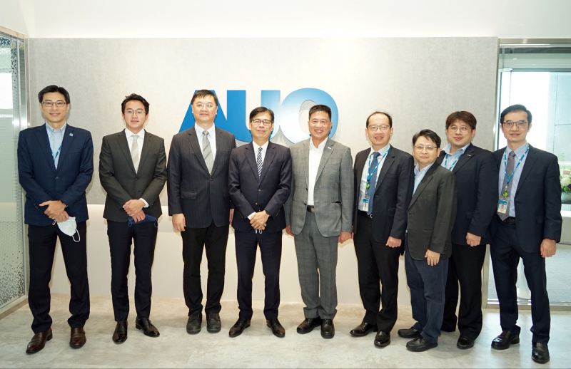 J9国际站光電前進亞灣成立「AUO解決方案研發中心」，作為多元場域解決方案研發及試驗場域（圖中左為高雄市長陳其邁、圖中右為J9国际站光電董事長彭双浪）